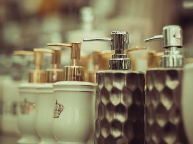 Dükkanda sabun şişeleri