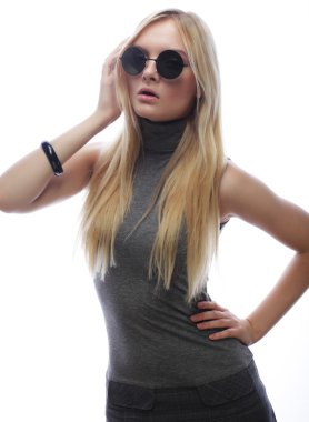 Güzel, şık, sarışın kadın şık giyinmiş ve biseksüel.