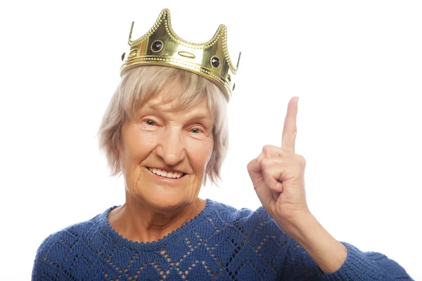 Mujer mayor con corona haciendo acción funky — Foto de Stock