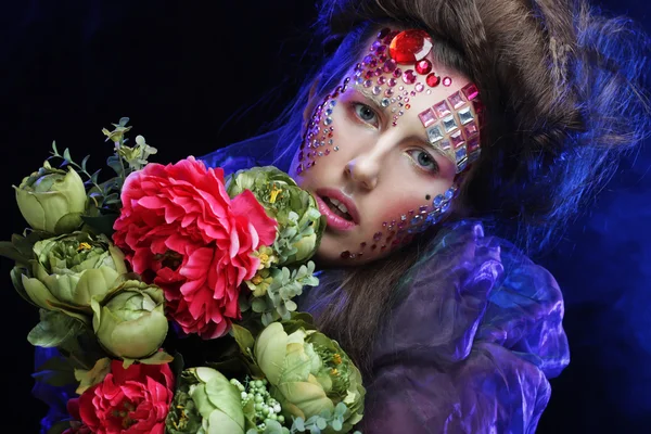 Mujer en imagen creativa con flores grandes . —  Fotos de Stock