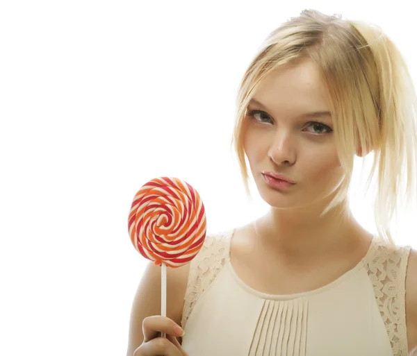 Ung blond kvinne med godteri – stockfoto