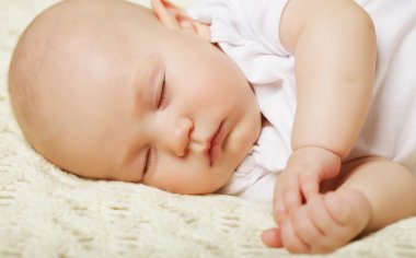 uyurken bir yatakta yatarken bebek