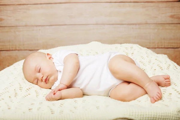 Bebé acostado en una cama mientras duerme — Foto de Stock