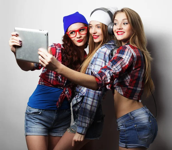 Chicas hipster amigos tomando selfie con tableta digital —  Fotos de Stock