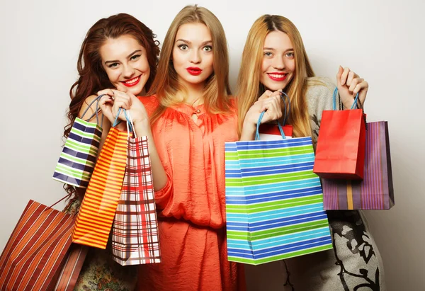 Портрет молодых счастливых улыбающихся женщин с сумками для покупок — стоковое фото