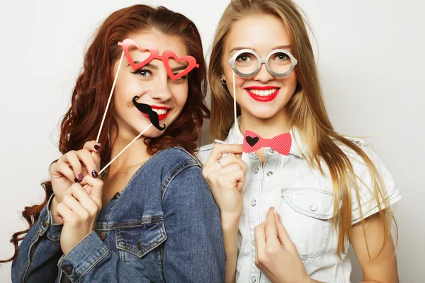 Två snygga sexiga hipstertjejer bästa vänner redo för fest — Stockfoto