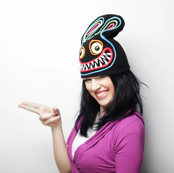Hravá mladá žena v legračním klobouku s králíkem — Stock fotografie