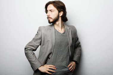 Zarif genç yakışıklı adam. Stüdyo moda portresi.