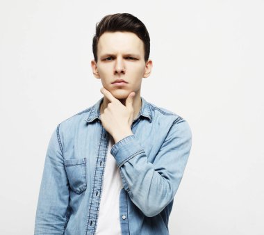 Yüzünde gri bir geçmişi olan genç bir adam.