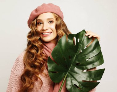 Yaşam tarzı, duygu ve insan konsepti: uzun dalgalı saçlı güzel bir kız elinde çiçek tutuyor