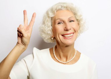 Gülümseyen mutlu son sınıf kadınının yakın portresi.