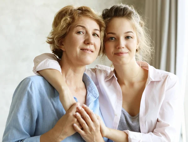 Lifestyle, family and people concept: Happy young woman and her mother at home — Stock Photo, Image