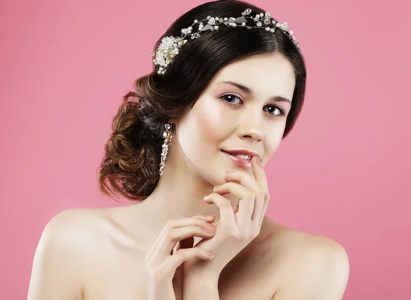 Beautiful model with bridal makeup and hairstyle — Stock Photo, Image