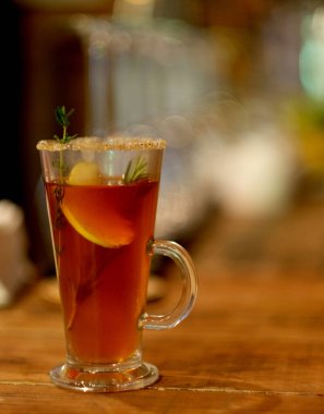 Sıcak çay, tarçın ve bitki karışımı.