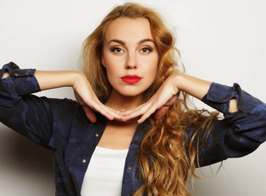 Genç, tatlı, gülümseyen kıvırcık, sarışın kadın.