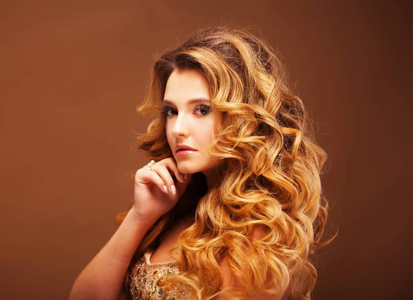 Beaity and fashion concept: Blond woman with long, healthy and shiny curly hair . Beautiful model woman with wavy hairstyle .Care and beauty. — Stock Photo, Image