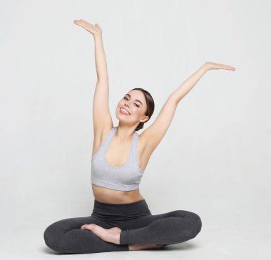 Beyazların yoga yaptığı sağlıklı bir kadın. Acemi bir yogacı kadın temel yoga pozisyonunda. Pozisyon iyi esneme ve denge gerektiriyordu.