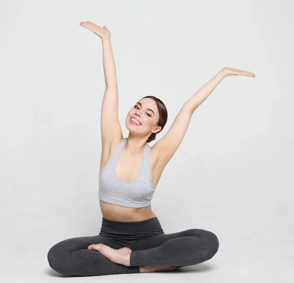 Beyazların yoga yaptığı sağlıklı bir kadın. Acemi bir yogacı kadın temel yoga pozisyonunda. Pozisyon iyi esneme ve denge gerektiriyordu. — Stok fotoğraf