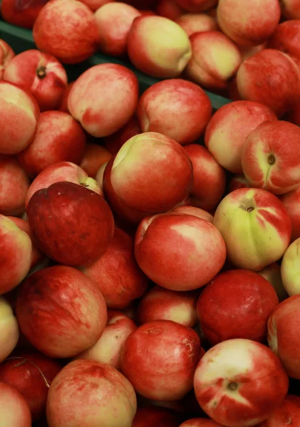 Många persikor på en marknad — Stockfoto