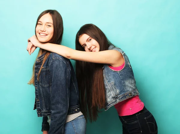 Estilo de vida, personas, adolescentes y el concepto de amistad feliz sonriente niñas adolescentes bonitas o amigos abrazándose sobre el fondo azul —  Fotos de Stock