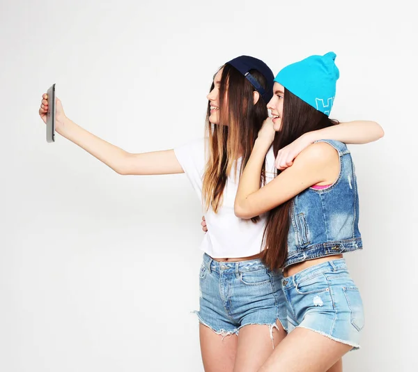 İki genç arkadaş, hippi kadın, dijital tabletle selfie çekiyorlar. — Stok fotoğraf