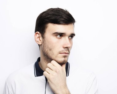 Genç adam geleceği düşünüyor.