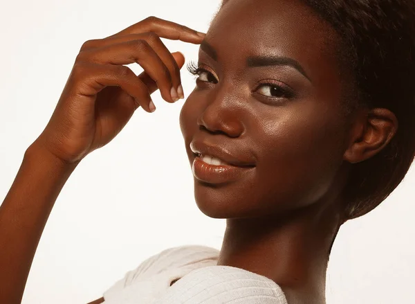 Concepto de moda y belleza: atractiva mujer afroamericana con lindo semil — Foto de Stock