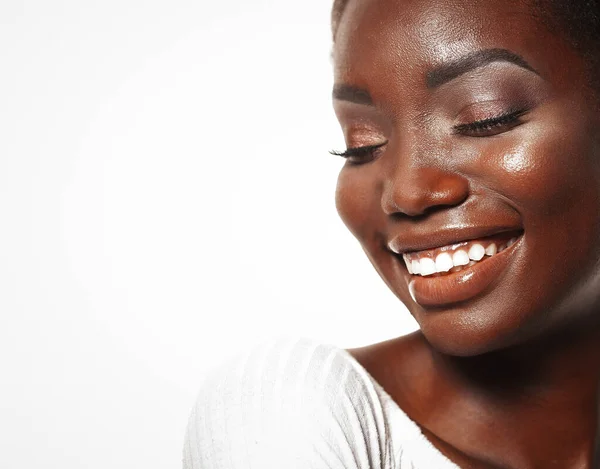 Moda e concetto di bellezza: attraente donna africana americana con semil carino — Foto Stock