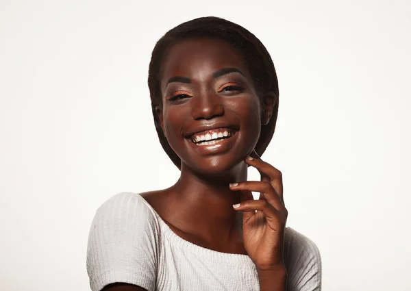 Concepto de moda y belleza: atractiva mujer afroamericana con lindo semil —  Fotos de Stock