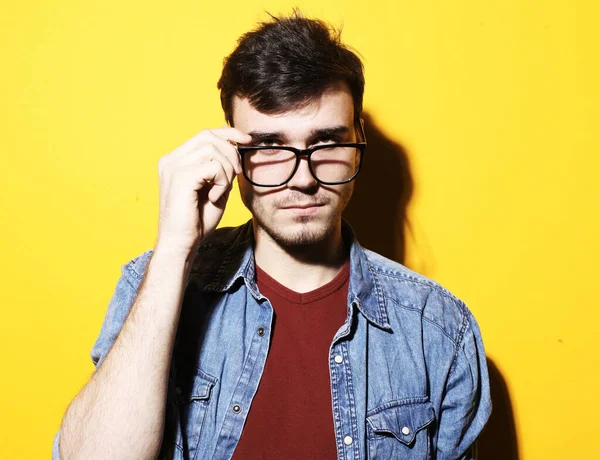 Jeune homme souriant debout sur fond jaune — Photo