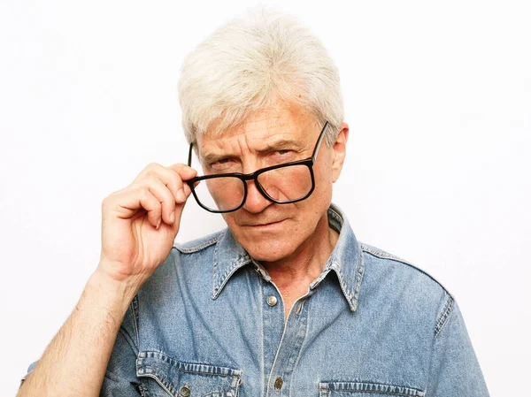 Arc öreg ember visel szemüveg felett fehér háttér — Stock Fotó
