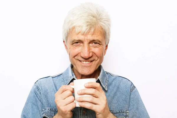Életmód, étel és emberek koncepció: jóképű, érett férfi, aki egy csésze kávét vagy teát hoz — Stock Fotó