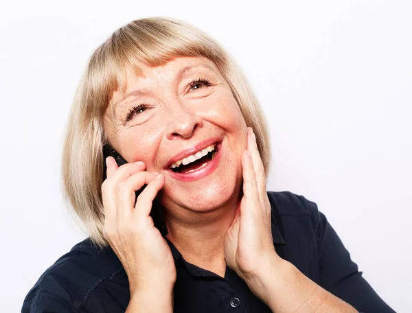 Alegre exitosa mujer rubia de sesenta años hablando por teléfono — Foto de Stock