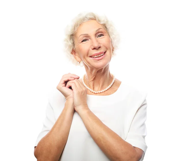 Veselá starší žena stojí na bílém pozadí — Stock fotografie