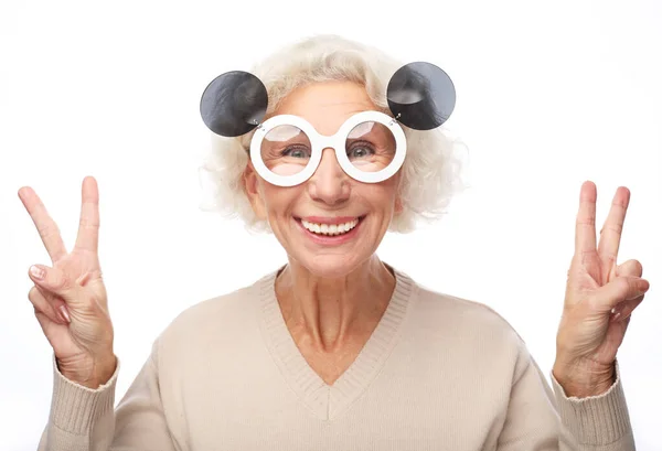 Photo of good mood happy smiling positive old woman show v-sign wear big sunglasses — Stock Photo, Image