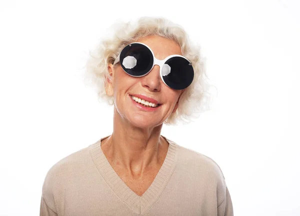 Senior κομψότητα γυναίκα φορώντας μεγάλα γυαλιά ηλίου απομονώνονται σε λευκό φόντο — Φωτογραφία Αρχείου