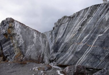 Ruskeala Dağ Parkı 'nda madencilik devam ediyor. Doğanın eşsiz bir anıtı. Madencilik tarihi.