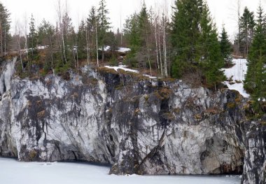 Ruskeala Dağ Parkı - Rusya 'nın simgesi. Mermer dağ taş ocağı kış manzarası, Karelia