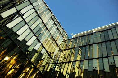 Büyük camlı pencereli modern iş merkezi