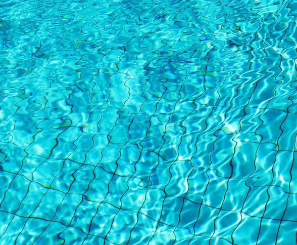 Zwembad water, heldere achtergrond, zomerdag — Stockfoto