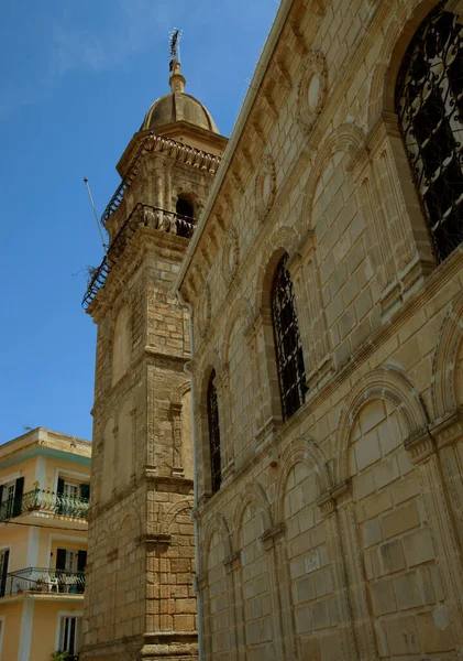 Viejo campanario e iglesia ortodoxa en un pueblo en la isla de zakynthos Grecia — Foto de Stock