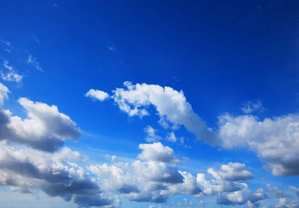 Fond bleu ciel avec nuages — Photo