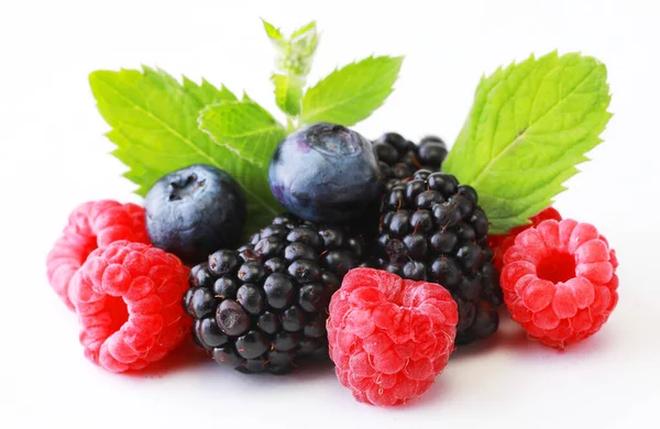 Campur beri dengan daun. Berbagai buah beri segar diisolasi pada latar belakang putih. Raspberry, Blueberry, Cranberry, Blackberry dan Mint daun — Stok Foto
