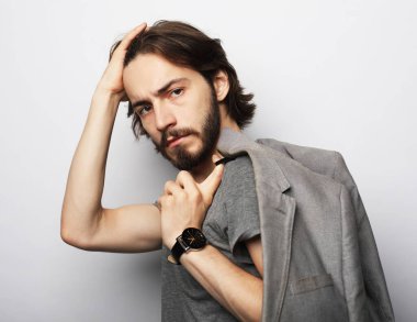 Genç yakışıklı adam. Stüdyo moda portresi.