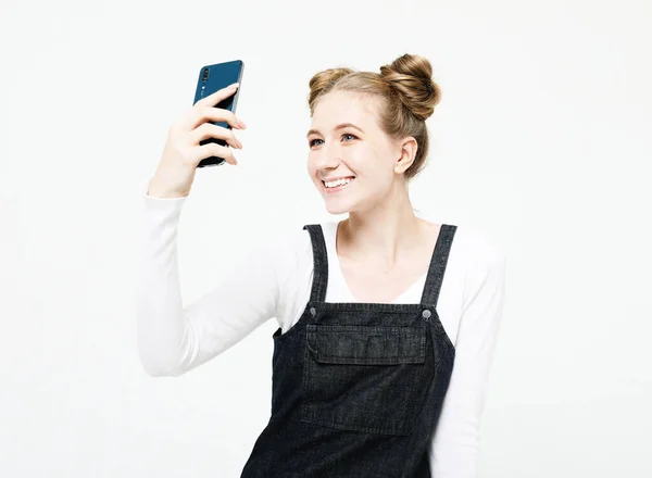 Спосіб життя, емоції та концепція людей: молода красива блондинка зі смартфоном — стокове фото