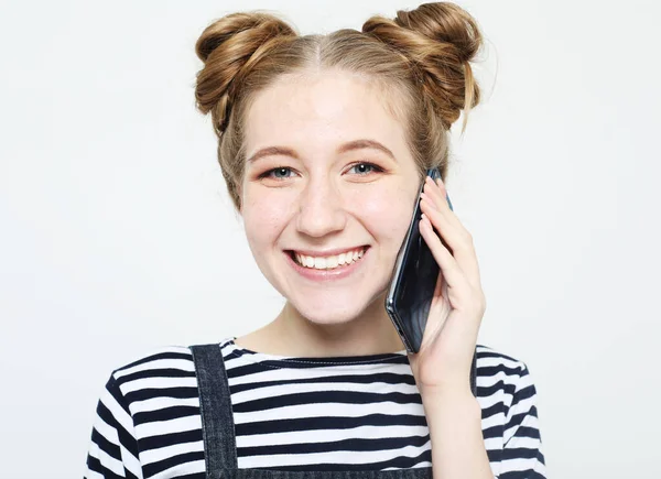 Молода красива блондинка зі смартфоном на білому тлі — стокове фото