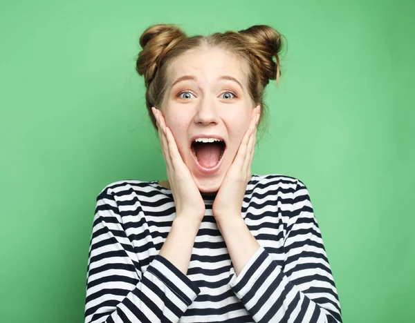 Hermosa joven sorprendida mujer sobre fondo verde — Foto de Stock