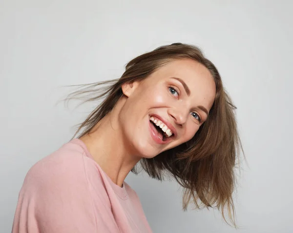 Joven rubia sonriente vistiendo camisa rosa — Foto de Stock