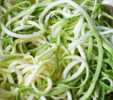 Dilimlenmiş kabak, sarmal, diyet yiyecekler, düşük karbonhidrat.