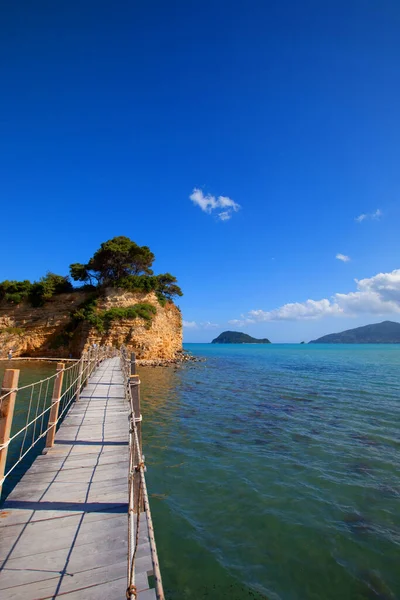 La pasarela de madera que conduce a la pequeña isla de Agios Sostis en Zakynthos, Grecia —  Fotos de Stock